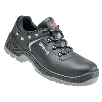 Sapato desportivo preto com sola cinzenta e atacadores.