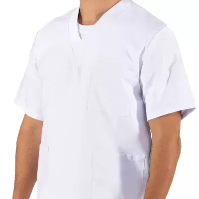 Homem com bata médica branca de manga curta e bolsos