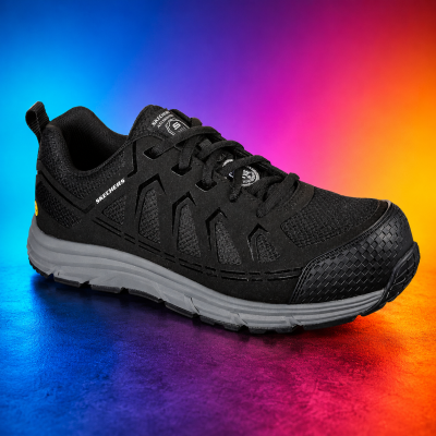 Ténis desportivo preto Skechers com sola cinza e detalhes em preto