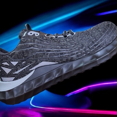 Ténis desportivo cinzento com padrão em malha e sola preta