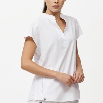 Mulher com blusa branca de gola em V e calças brancas em fundo branco