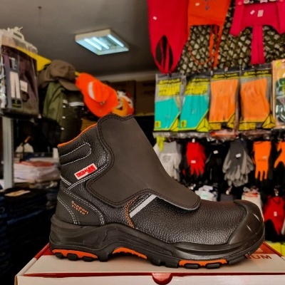 Bota de trabalho preta com detalhes laranja e etiqueta TROJAN SAFE