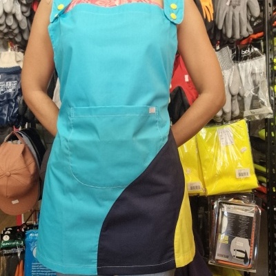 Avental azul claro com bolso e detalhes azul escuro e amarelo