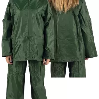 Conjunto impermeável verde escuro com casaco e calças em tecido brilhante.