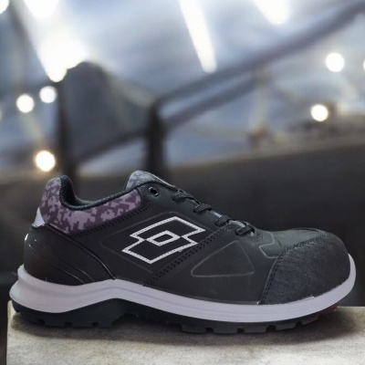 Ténis desportivo preto com sola branca e preta e padrão camuflado roxo no calcanhar