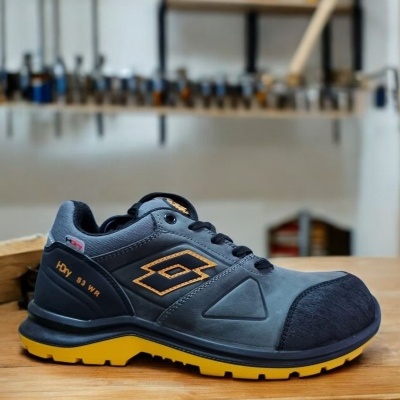 Ténis desportivo cinza e preto com sola amarela e detalhes amarelos