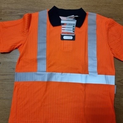 Polo de alta visibilidade laranja com gola preta e faixas refletoras cinzentas