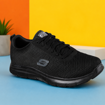 Ténis desportivos pretos com sola FlexSole e logótipo S na lateral.