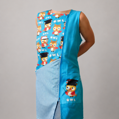 Vestido azul para criança com padrão de corujas e palavra OWL