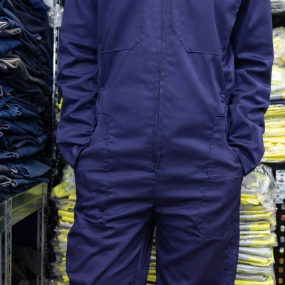 Macacão de trabalho azul escuro com bolsos em armazém de roupas