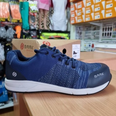 Tênis azul escuro com sola branca e detalhes de malha