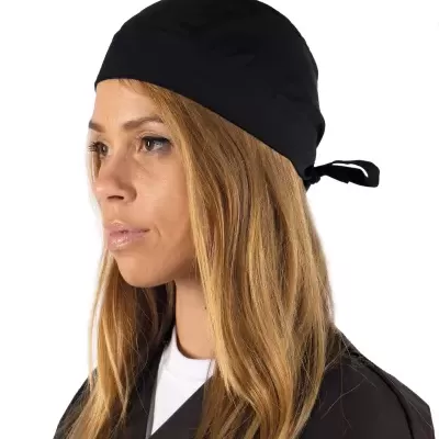 Mulher com lenço preto amarrado, cabelo loiro, roupa preta e fundo branco