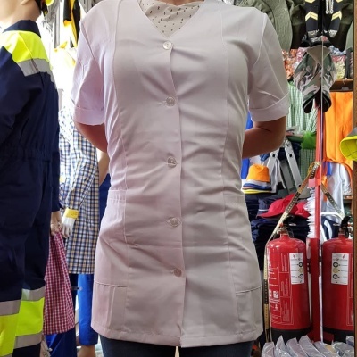 Blusa branca de trabalho com botões frontais em loja