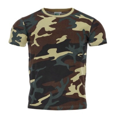 T-shirt camuflada em tons de verde, castanho, bege e preto com gola redonda