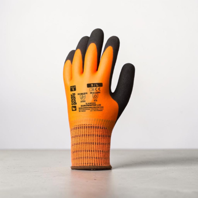 Luva de trabalho laranja com pontas e palma pretas em fundo branco