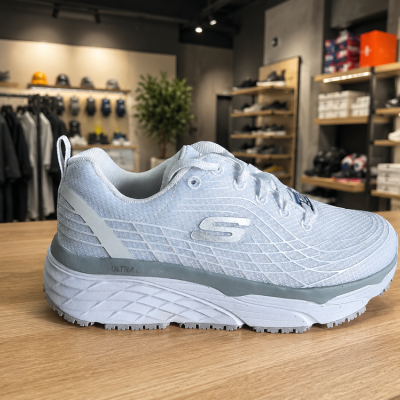 Tênis desportivo branco Skechers com detalhes cinza e logótipo S