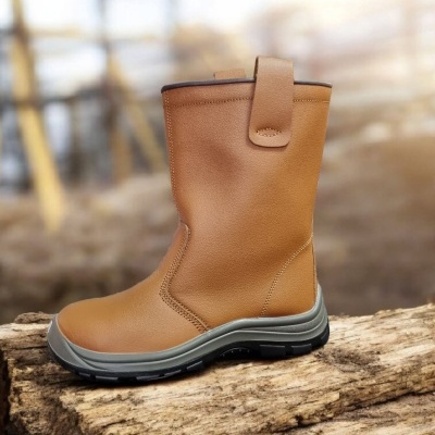 Bota de couro castanha com sola antiderrapante em troncos de madeira