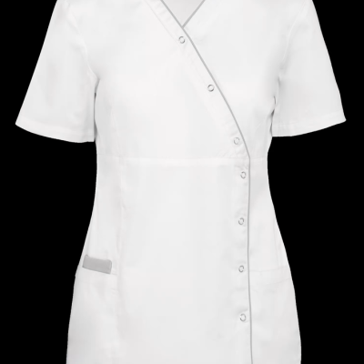 Blusa branca de manga curta com botões de pressão e detalhes cinzentos