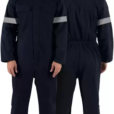 Macacão de trabalho azul escuro com faixas reflexivas e bolsos frontais, visto de frente e costas.