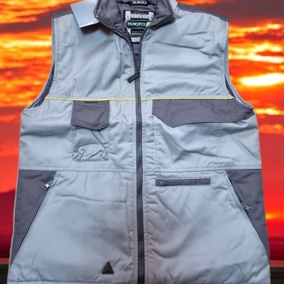Colete de trabalho cinzento e cinza escuro com vários bolsos e fecho de correr.