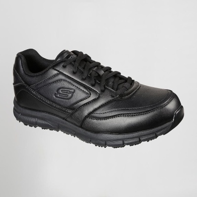 Ténis preto Skechers em couro sintético com sola preta e logo em relevo.