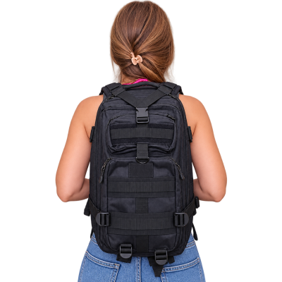 Mochila preta tática com bolsos e fivelas vista de costas