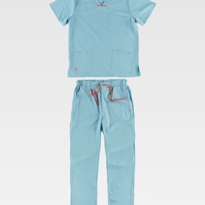 Conjunto de pijama médico azul claro com vários bolsos e cordões cor-de-rosa