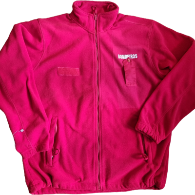 Casaco polar vermelho com texto BOMBFIROS e vários bolsos.