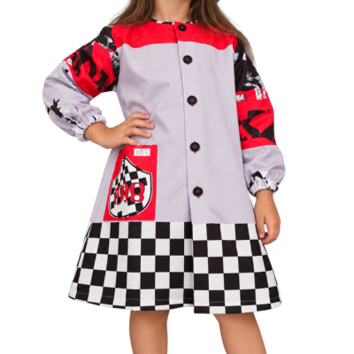Vestido infantil com padrão xadrez e detalhes coloridos, botas vermelhas e chapéu laranja.