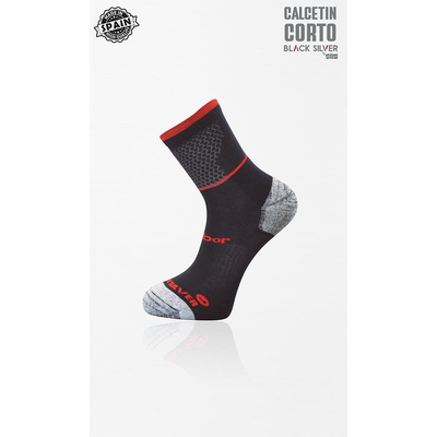 Meia preta e cinzenta com detalhes vermelhos numa apresentação de fundo branco