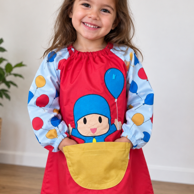 Menina com vestido infantil vermelho e azul com balões e bolso amarelo.