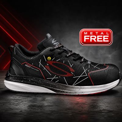 Tênis desportivo preto com detalhes em vermelho e branco e selo METAL FREE em fundo escuro