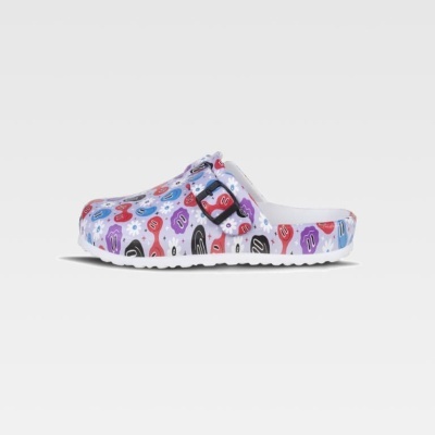 Socas&#x20;estampadas&#x20;ultraleve&#x20;em&#x20;EVA.&#x20;Fivela&#x20;ajust&#x00E1;vel&#x20;no&#x20;calcanhar.