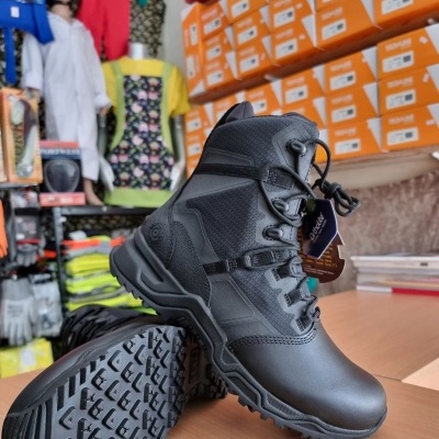 Bota preta resistente com sola antiderrapante e etiqueta Ortholite em loja