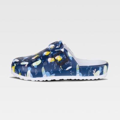 Chinelo aberto azul com padrão colorido e fivela preta