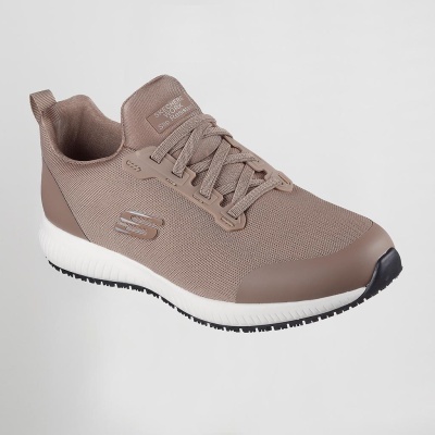 Ténis Skechers bege com sola branca e preta, detalhes sintéticos e etiqueta na língua