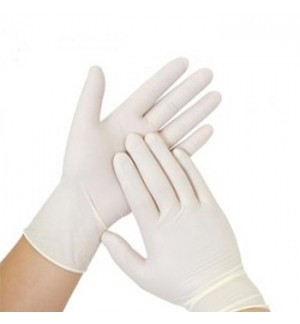 Par de luvas descartáveis brancas em mãos humanas