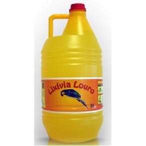 Garrafa amarela de lixívia com etiqueta e tampa vermelha