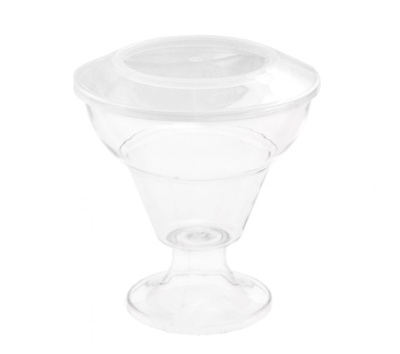 Taça de sobremesa plástica transparente com tampa e base larga.