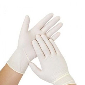 Luvas descartáveis brancas em mãos sobre fundo branco