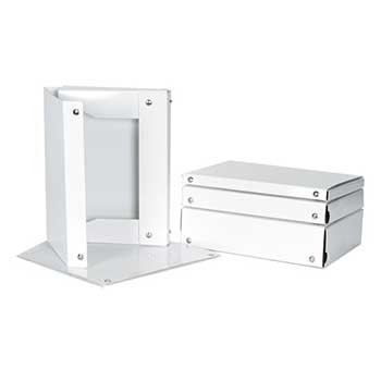 Caixas retangulares brancas empilhadas e uma aberta