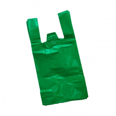 Saco plástico verde com alças em fundo branco