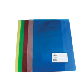 Pastas de plástico coloridas sobre fundo branco