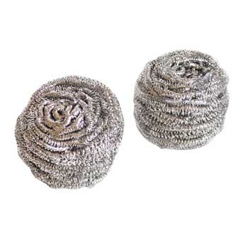 Dois esfregões de aço inoxidável em fundo branco