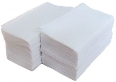 Duas pilhas de folhas brancas empilhadas