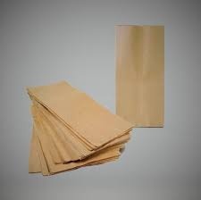 Pacote de sacos de papel castanho empilhados