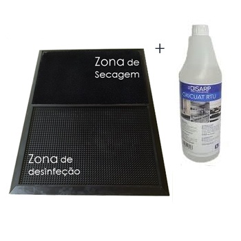 Tapete preto com duas zonas texturizadas e uma garrafa branca com rótulo azul