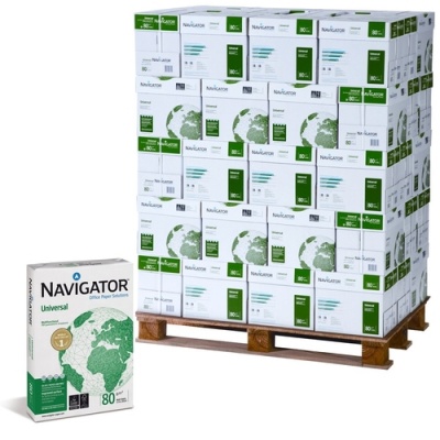 Caixas de papel Universal Navigator empilhadas numa palete de madeira