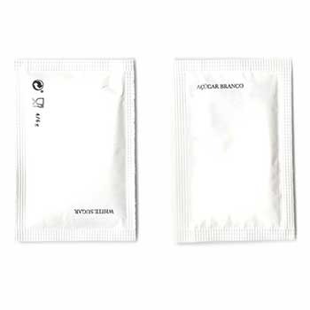 Pacotes pequenos brancos de açúcar branco