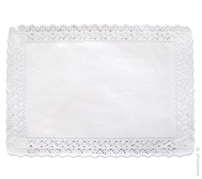 Guardanapo branco com renda floral recortada nas bordas